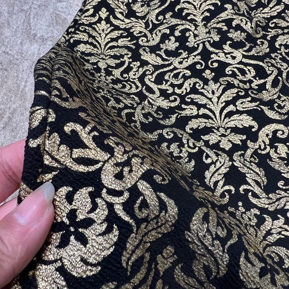 Black & Gold brocade print mini skirt. Size 6 - Picture 3 of 5